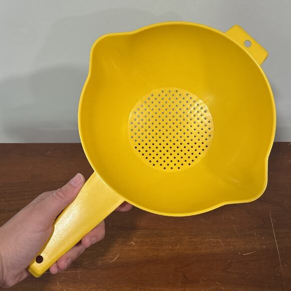 Vintage Tupperware 2Qt Strainer Colander 2 Pour Spouts Handle #1523 Yellow - Picture 1 of 6